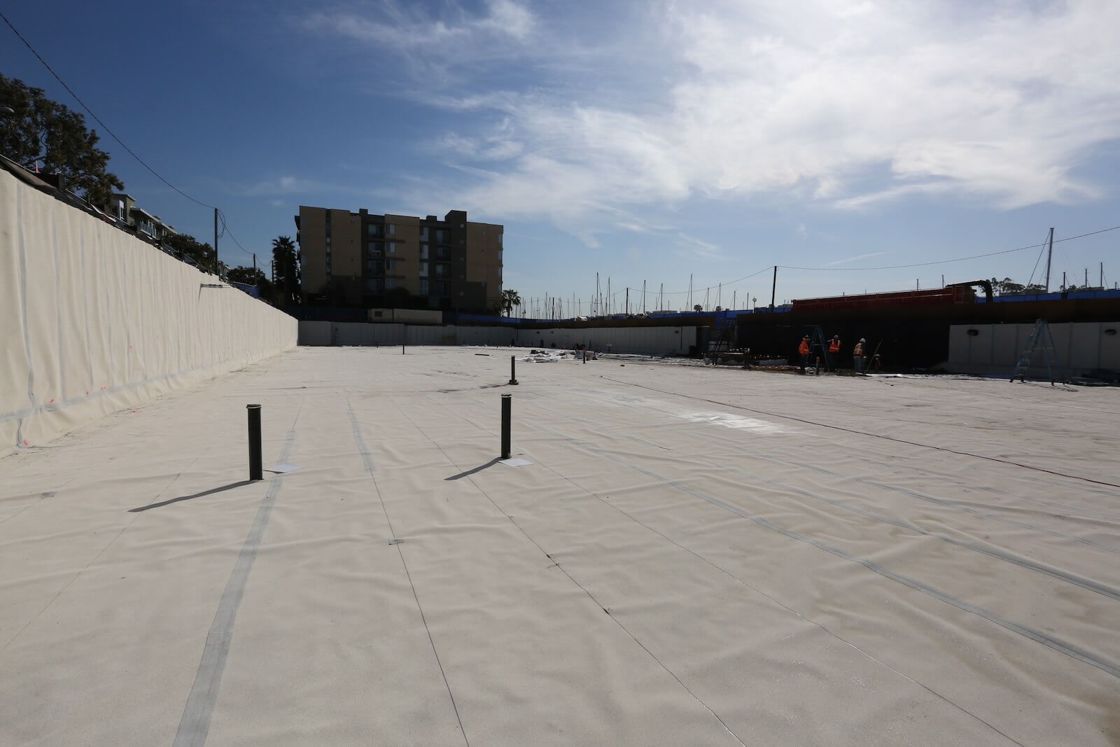 Waterproofing membrane installed on a large area